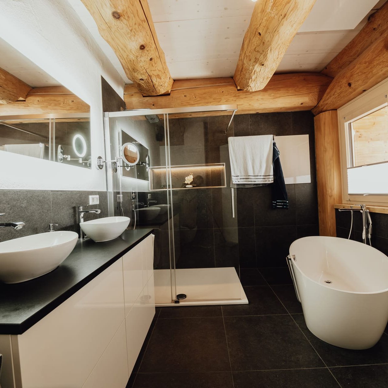 Badezimmer eines Blockhauses