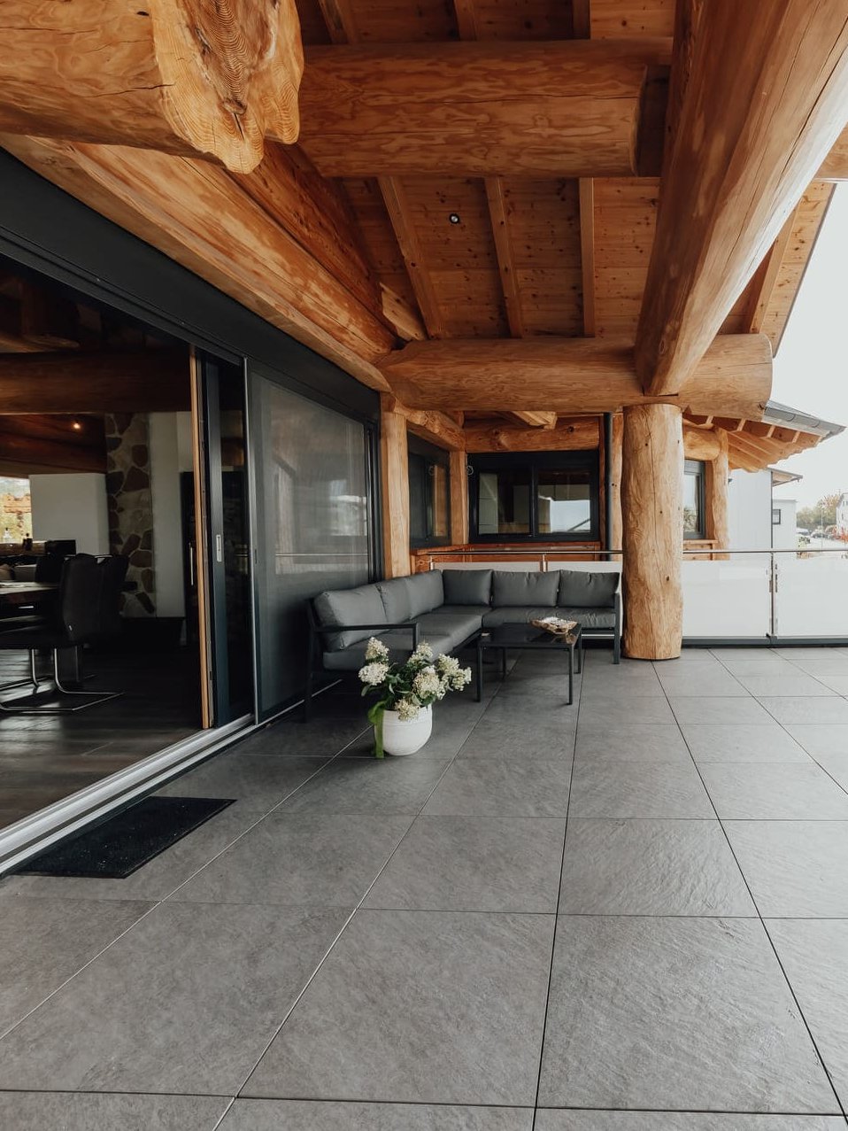 Terasse eines Blockhauses